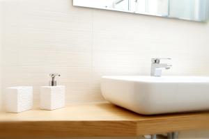 La salle de bains est pourvue d'un lavabo sur un comptoir en bois. dans l'établissement B&B Home Sweet Home, à Bergame