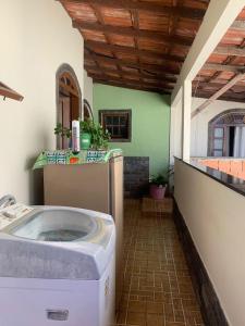 - Lavadora y secadora en una habitación en Flavia Aluguel Temporada, en Cabo Frío