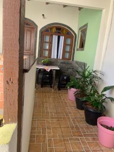un pasillo de una casa con macetas en Flavia Aluguel Temporada, en Cabo Frío