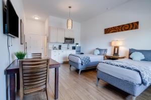 a living room with a bed and a dining room at Uncle Tonys Hale in Wailuku