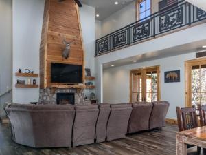 a living room with a large couch and a fireplace at East Zion Trails Retreat-Hot tub, Resort Amenities, Exceptional in Orderville