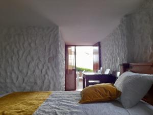 a bedroom with a bed with a yellow pillow on it at Casa Chute in Chinchiná +29 photos