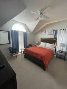 Giường trong phòng chung tại Jacuzzi Private Backyard Cozy Pocono Gateway