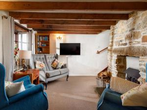 TV a/nebo společenská místnost v ubytování Ash Cottage