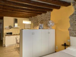 una cucina con armadietto bianco in una stanza di B&B Home Sweet Home a Bergamo