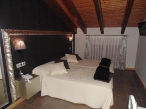 Langa de DueroにあるHotel Ribera de Langaのベッドルーム1室(ベッド2台、電話付)