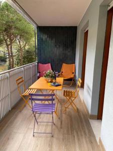 un patio con tavolo e sedie sul balcone. di Appartamento Grado Pineta Holidays a Grado