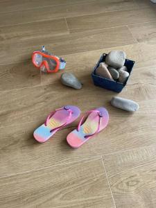een paar slippers en een doos stenen bij Appartamento Grado Pineta Holidays in Grado