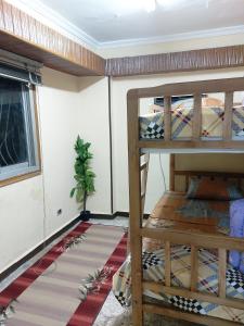 a room with bunk beds and a window at شقة فندقية بجوار محطة مترو الدقي in Cairo