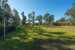 un campo con dos goles de fútbol en la hierba en Fantástica Casa de Campo com Piscina perto de Lisboa, en Santarém