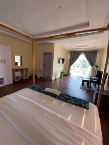 Oceanfront Wavecrest Hotel في ليكى: غرفة نوم كبيرة مع سرير كبير في غرفة