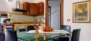 A kitchen or kitchenette at Casa Lilla 1 e 2