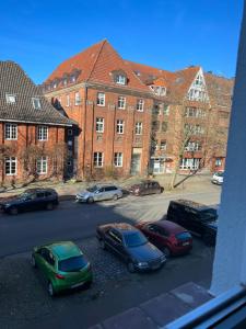 un grupo de coches estacionados en un estacionamiento con edificios en Timeout24, en Bremen