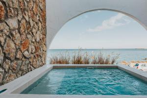 Bazén v ubytování Delfini Beach Hotel & Suites nebo v jeho okolí