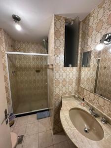 uma casa de banho com um grande lavatório e um chuveiro em Quarto Aconchegante no Rio de Janeiro