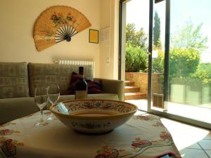 タヴァルネッレ・ヴァル・ディ・ペーザにあるVilla il Borraccioのワイングラス2杯付きテーブルの上のボウル