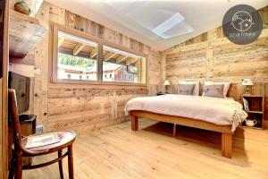 een slaapkamer met houten wanden en een bed in een kamer bij Chalet Gabriel in Ovronnaz