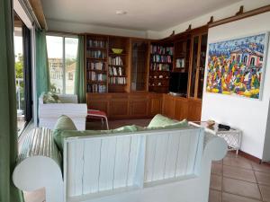 - un salon avec un canapé et une étagère à livres dans l'établissement Hotel Neptuno Refugio, à Boca Chica