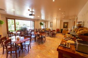 a restaurant with tables and chairs in a room at Hotel Suizo in Neuquén