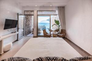 TV a/nebo společenská místnost v ubytování Delfini Beach Hotel & Suites