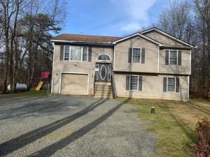 Long Pond的住宿－Secluded Pocono Home with Hot tub & Sauna，大型房屋,设有车道和车库