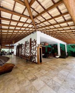 a large living room with a wooden ceiling at Casa grande 12 pessoas Rio das onças in Fortim