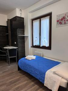 Rúm í herbergi á Albergo Baffo