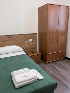 Rúm í herbergi á Albergo Baffo