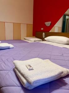 Rúm í herbergi á Albergo Baffo