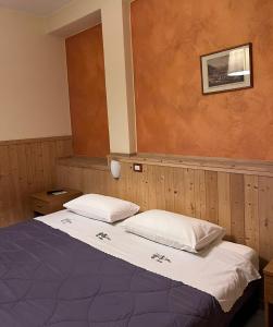 Rúm í herbergi á Albergo Baffo