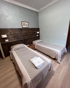 Habitación con 2 camas en una habitación en Albergo Baffo, en Chiuro