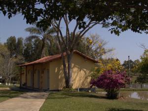 un piccolo edificio con un albero accanto a un marciapiede di Sitio Vale do Sol -Seu Descanso recarregando energias a Itajubá