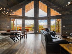Predel za sedenje v nastanitvi Cliff's Edge. New Build, Breathtaking Views, Luxury Stay Near Zion