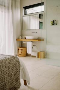 Twelve Senses Retreat, a Member of Design Hotels في إنسينيتاس: حمام مع حوض ومرآة