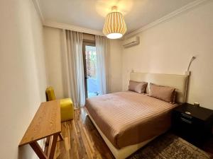 a bedroom with a large bed and a window at Superbe Appartement avec terrasse et jardin au cœur de l’hivernage in Marrakesh
