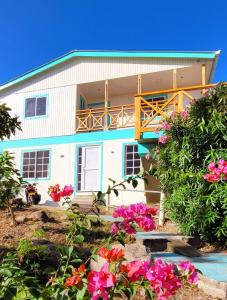 a house with flowers in front of it at Colorful Garden House in Providencia