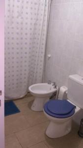 ein Bad mit einem WC, einem Bidet und einem Waschbecken in der Unterkunft Mi Lugar in Olavarría