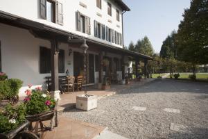 a building with a courtyard with a table and chairs at La Pioppa Agriturismo in Sacile