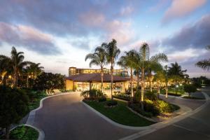 卡爾斯巴德的住宿－The Westin Carlsbad Resort & Spa，棕榈树和建筑度假村