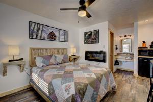 Alpine Lodge Hotel في Cascade: غرفة نوم بها سرير ومروحة سقف