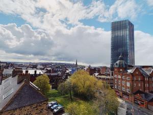 - une vue sur une ville avec un grand bâtiment dans l'établissement City Centre Apartment - Sleeps 6 - Open Plan, à Newcastle upon Tyne