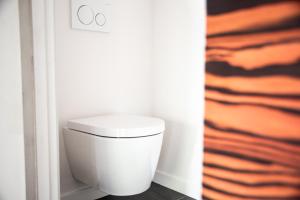 łazienka z toaletą w rogu pokoju w obiekcie Twelve Senses Retreat, a Member of Design Hotels w mieście Encinitas