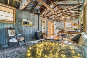 考拉The Shearing Shed - Boutique Farm Stay的带沙发和桌子的客厅