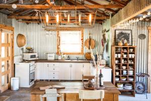 The Shearing Shed - Boutique Farm Stay的厨房或小厨房