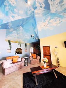 a living room with a ceiling with clouds at Southaven Oasis 