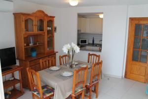 ein Esszimmer mit einem Tisch und Stühlen sowie eine Küche in der Unterkunft Apartamento Picasso in Peñíscola
