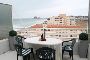 ペニスコラにあるApartamento Picassoの海の景色を望むバルコニー(テーブル付)