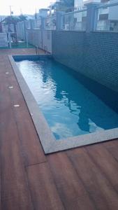 uma piscina ao lado de um edifício em Apto novo com piscina e pátio na praia dos Ingleses em Florianópolis