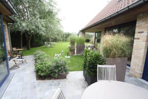 A garden outside B&B Lievejan