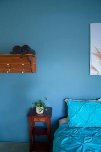 niebieski pokój z łóżkiem i stołem z stolikiem nocnym w obiekcie Jardine Lodge - Can sleep 22! w mieście Corryong